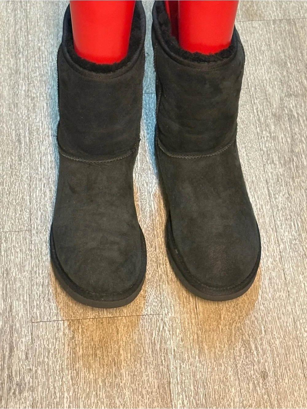 UGG CLASSIC SHORT BLACK GRAPHIC LOGO SIZE 10